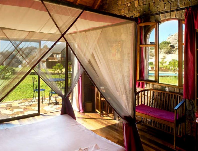 Jardin du roy lodge room with view to the garden in Isalo National Park